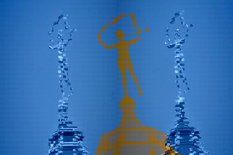 Mystery Sculpture Appears Overnight on Museum Roof, Baffling Onlookers